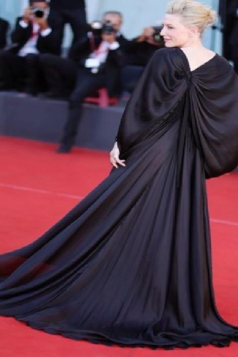 Venedik Film Festivali Kırmızı Halı: Siyahın Zamansız İzleri ve Ikonik Anlar