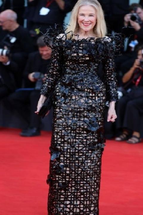 Venedik Film Festivali Kırmızı Halı: Siyahın Zamansız İzleri ve Ikonik Anlar