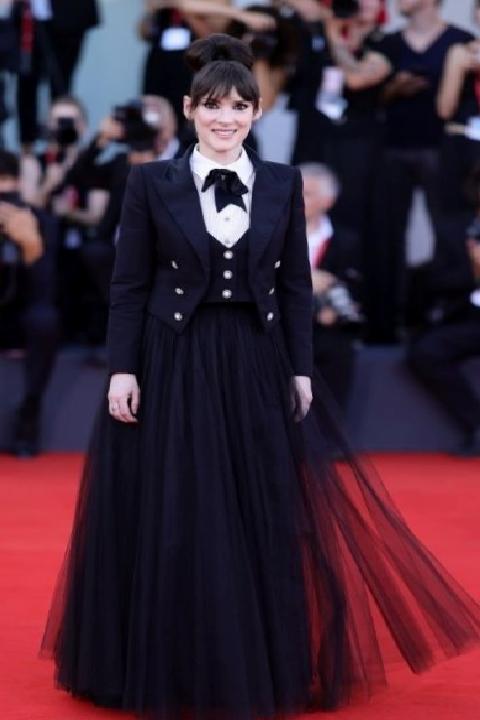 Venedik Film Festivali Kırmızı Halı: Siyahın Zamansız İzleri ve Ikonik Anlar