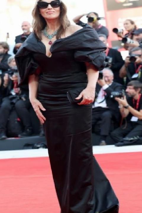 Venedik Film Festivali Kırmızı Halı: Siyahın Zamansız İzleri ve Ikonik Anlar