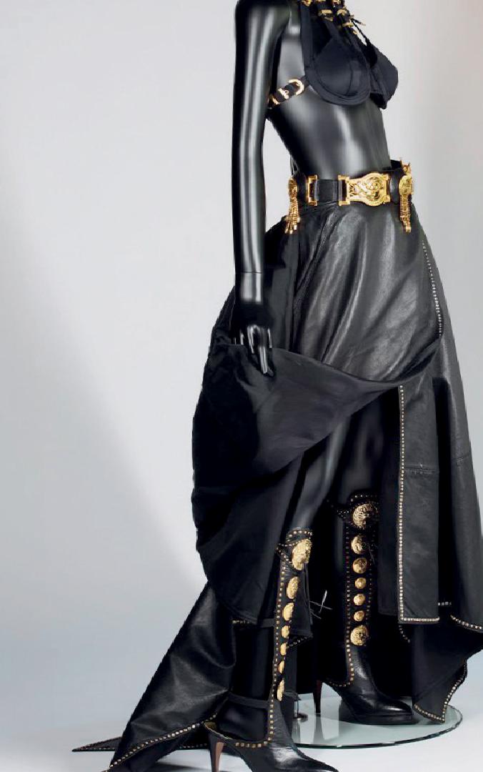 Versace Retrospektifi: Cesur Zamanların Modaağıyla Buluşması