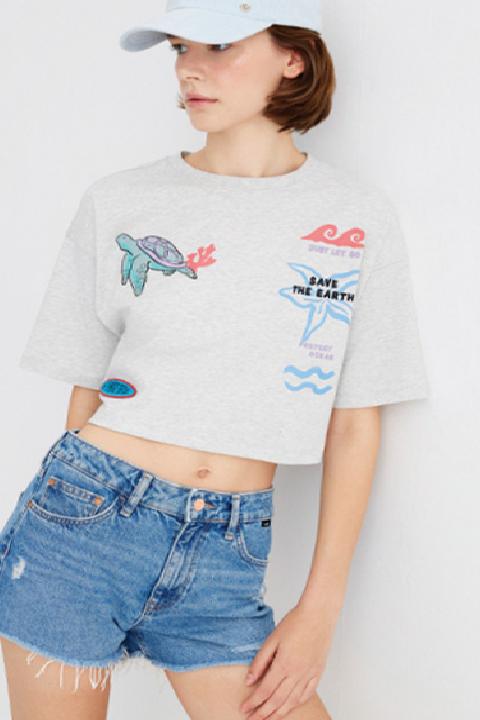 Yaz Koleksiyonlarında Işıltılı Yolculuklar: Stil ve Sanatın Buluşması