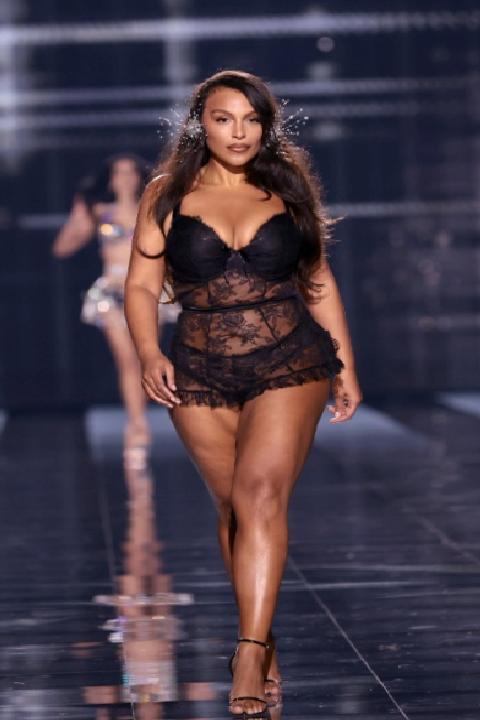 2025 Victoria’s Secret Defilesinde Yeniden Tanımlanan Güzellik ve Kapsayıcılık