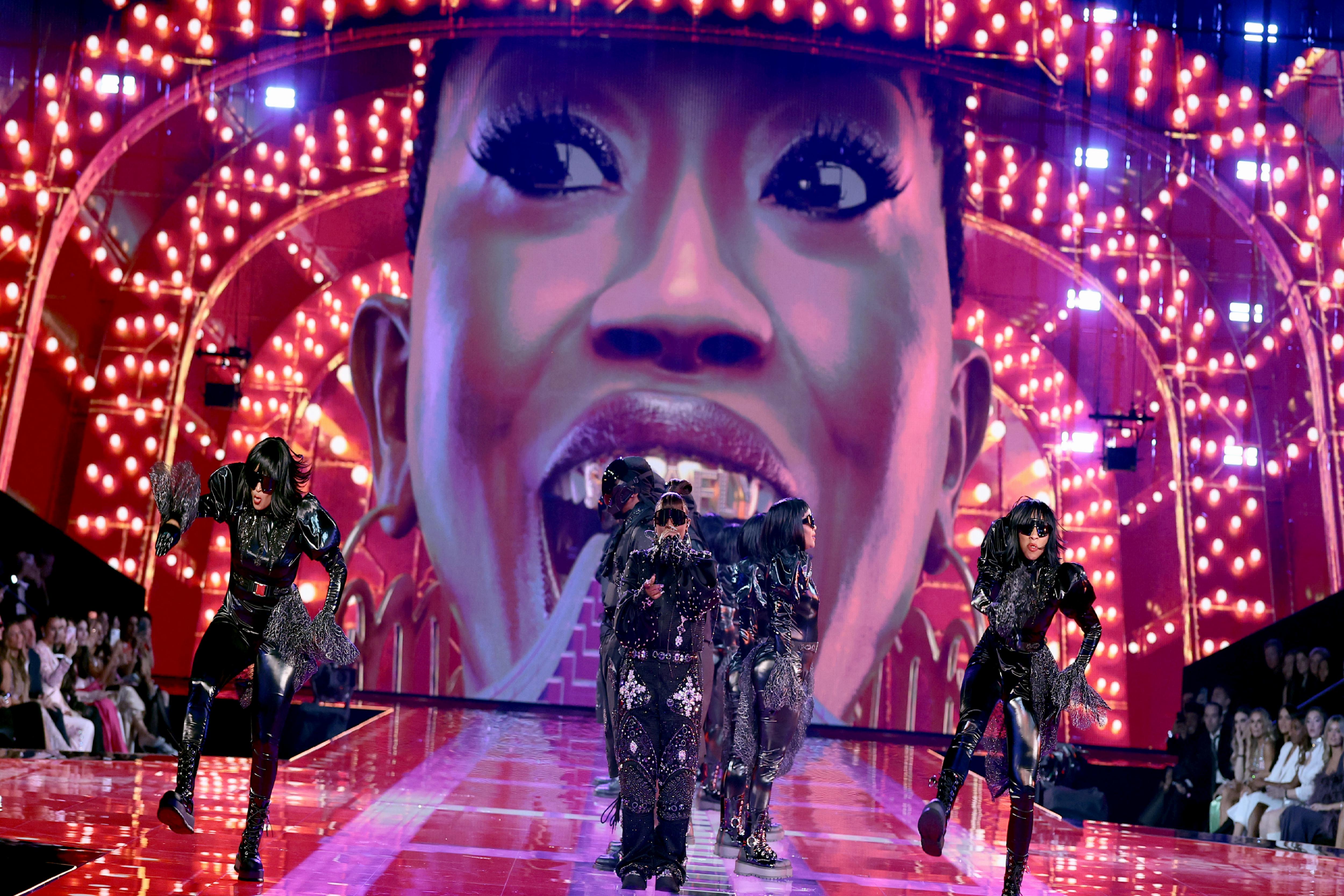 2025 Victoria’s Secret Defilesinde Yeniden Tanımlanan Güzellik ve Kapsayıcılık