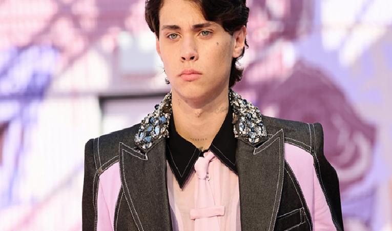 2025/26 Sonbahar-Kış Moda Yansıması: İncilerden Sessiz Lükse, Şehrin Ruhuyla Dokunan Tasarımlar