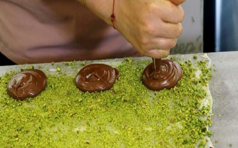 Adana’nın Tatlı Ustası Zeynep Geyik’ten Adana Bombası: Muska Katmerin Çikolatalı Dönemi