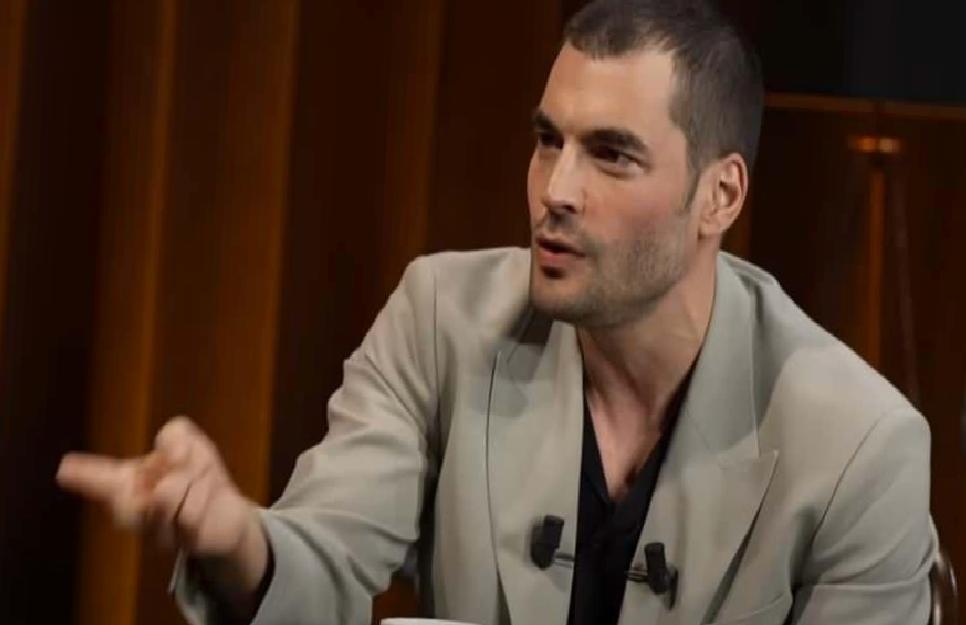 Akın Akınözü, 130 Kilodan Bahsederken Aşk Acısının Kileye Etkisini Anlattı