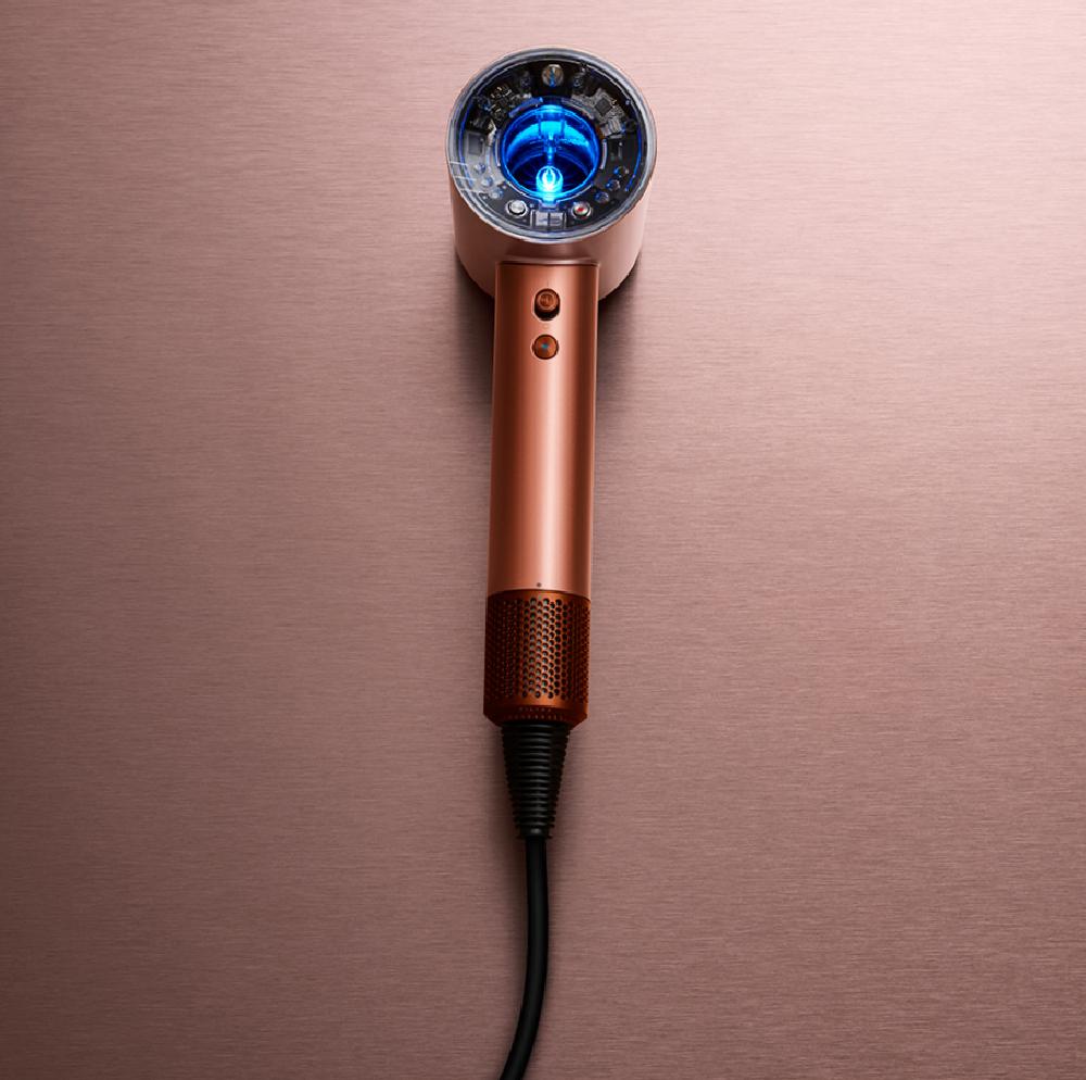 Amber Silk ile Yılın Rüzgârı: Dyson Güzellik Teknolojilerinde Işıltılı CMF Uyumları