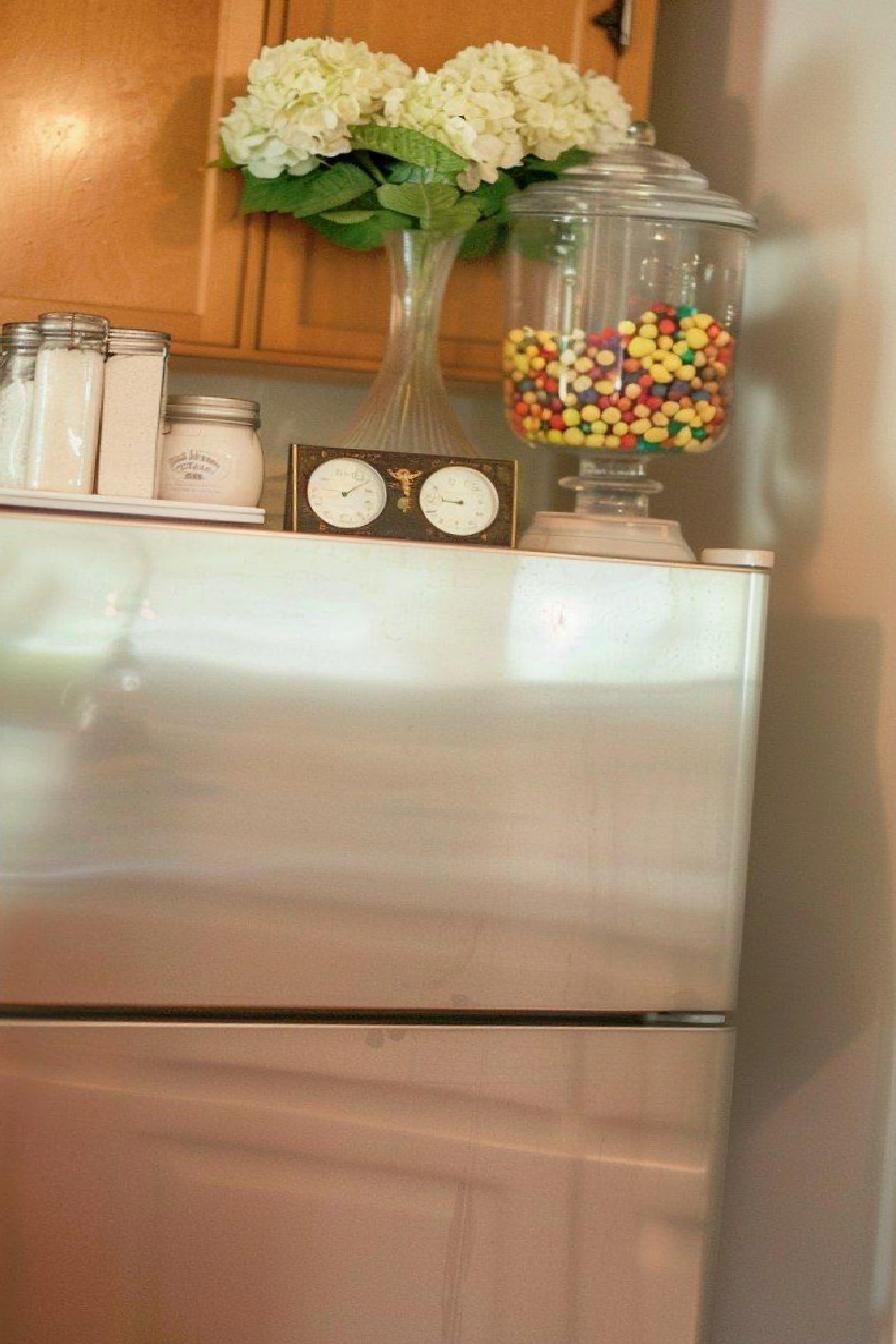 Buzdolabı Üstündeki Boşlukları Mutlu ve İşlevsel Depolama Alanına Dönüştürün