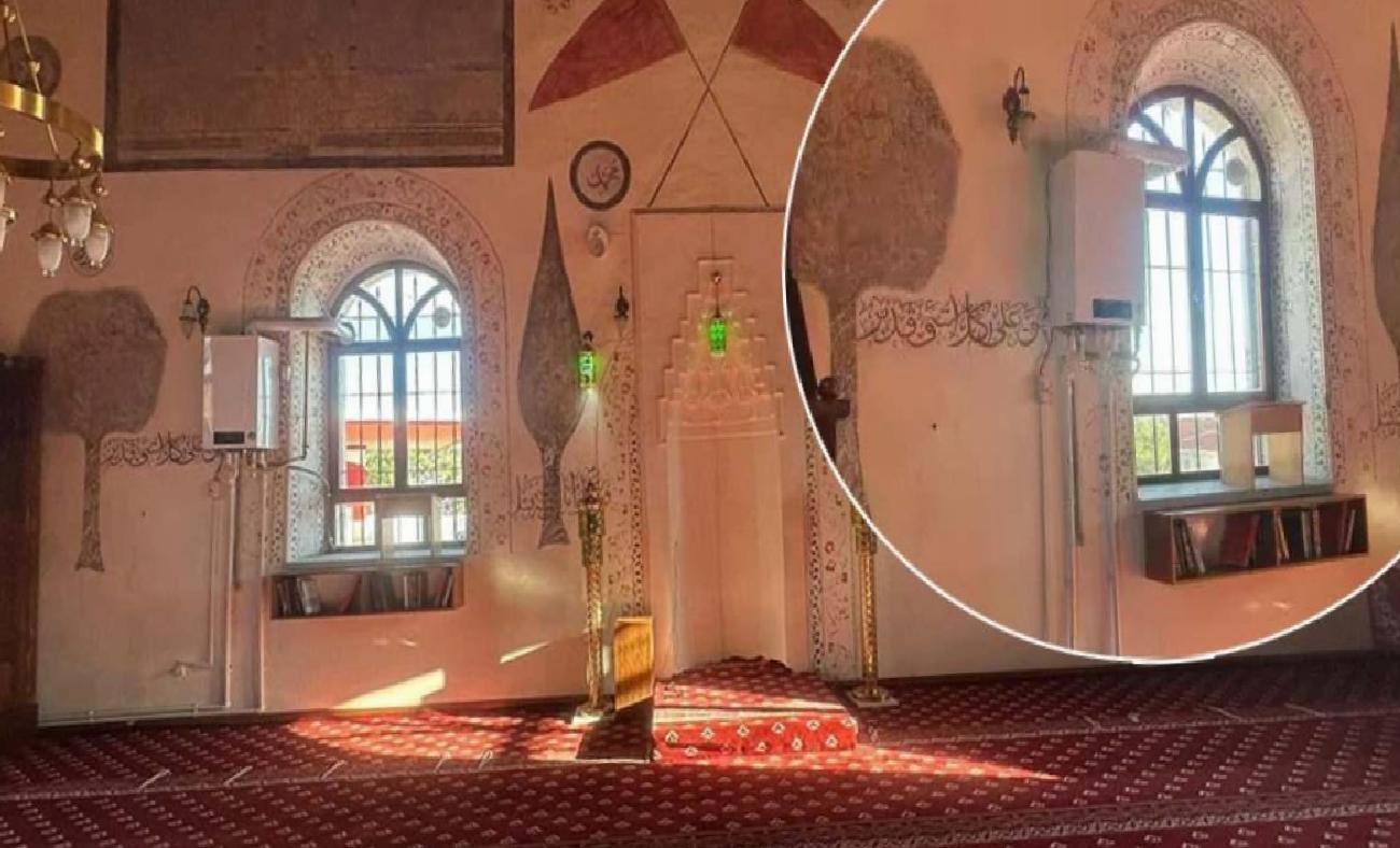 Camii-i Kebir Camii’nin Kıbleye Bakar Duvarındaki Doğalgaz Kombisi Tartışma Yarattı