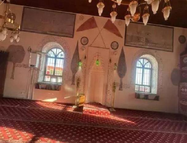 Camii-i Kebir Camii’nin Kıbleye Bakar Duvarındaki Doğalgaz Kombisi Tartışma Yarattı