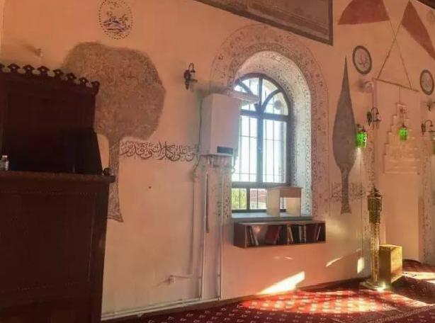 Camii-i Kebir Camii’nin Kıbleye Bakar Duvarındaki Doğalgaz Kombisi Tartışma Yarattı