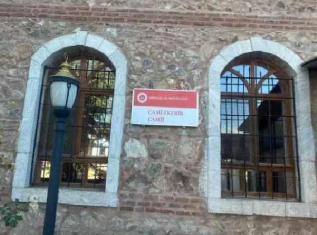 Camii-i Kebir Camii’nin Kıbleye Bakar Duvarındaki Doğalgaz Kombisi Tartışma Yarattı