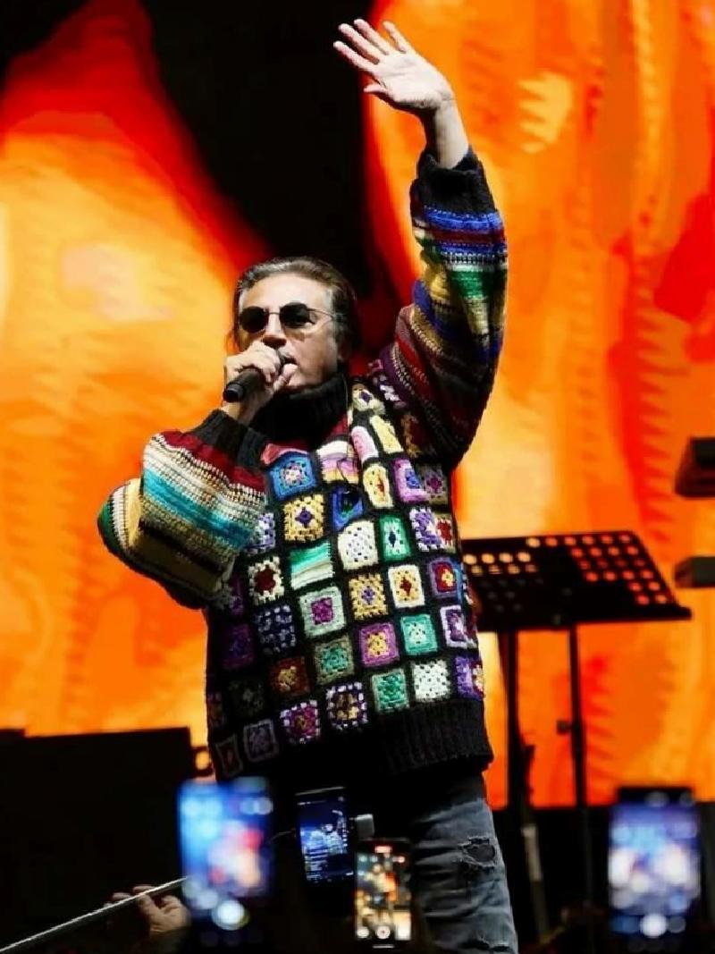 Çelik'in 90'lar Nostaljisi: Kazağın Anısı ve Sahnedeki Enerji