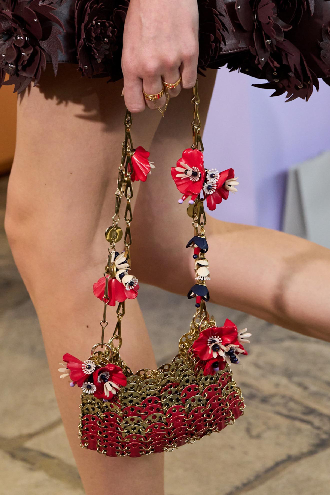 Çiçeklerin Enerjisiyle Moda Haftalarına Yeni Bir Bakış: Çiçek Desenlerinin Yükselişi