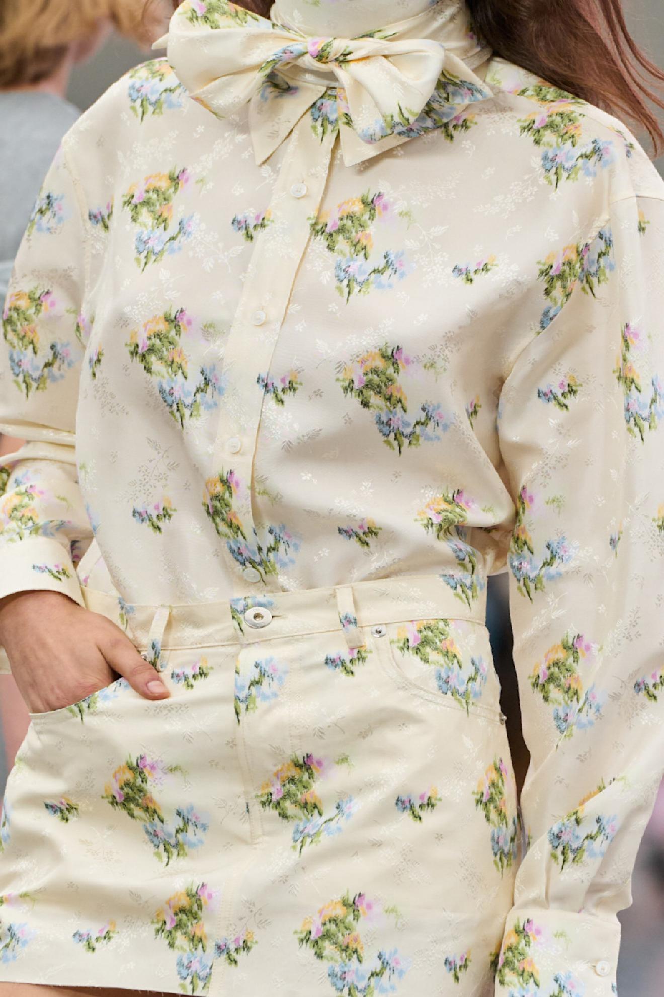 Çiçeklerin Enerjisiyle Moda Haftalarına Yeni Bir Bakış: Çiçek Desenlerinin Yükselişi