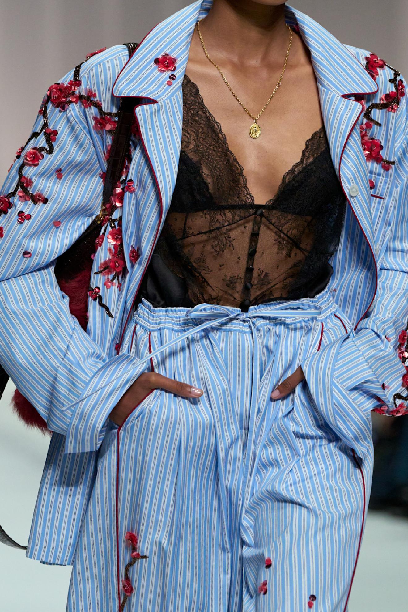 Çiçeklerin Enerjisiyle Moda Haftalarına Yeni Bir Bakış: Çiçek Desenlerinin Yükselişi