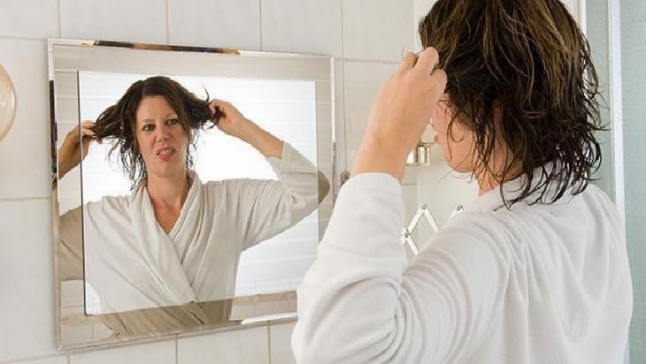 Doğal Saç Spreyi: Su, Aloe Vera ve Yağlarla Kolay Hazırlanan Nemlendirme Karışımı