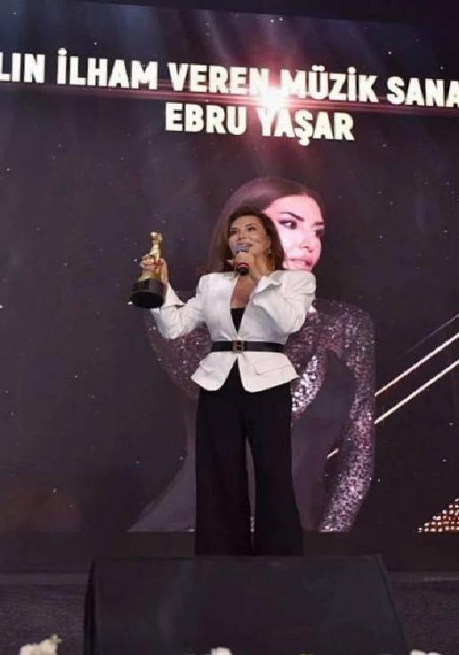 Geleceğin Kadın İnşasında İlham Veren Sanatçılar: Ebru Yaşar ve Kadın Dayanışması
