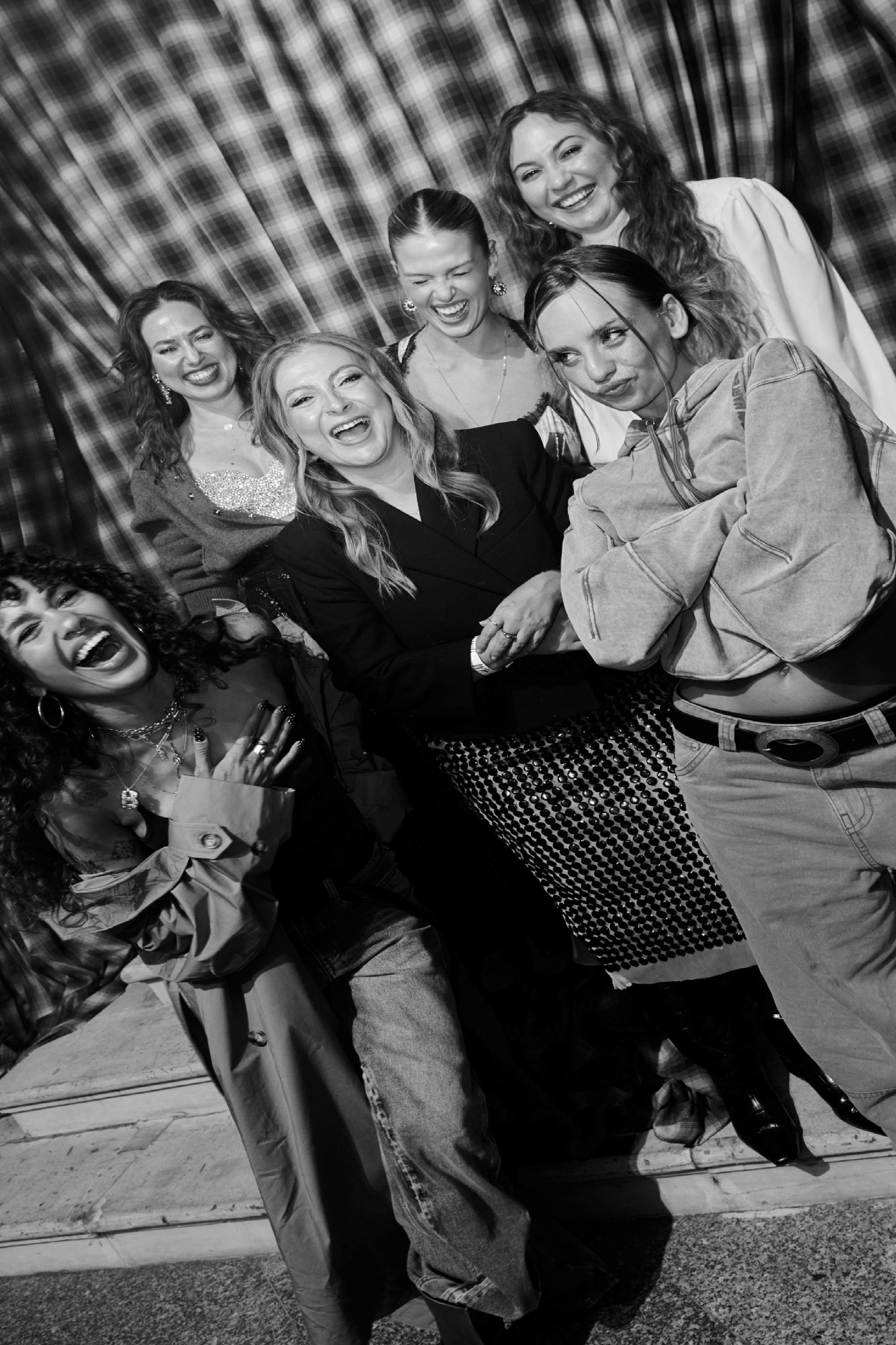 Glenn Martens H&M İşbirliği: Varşova’daki Davet ve Deneyim Tasarımı