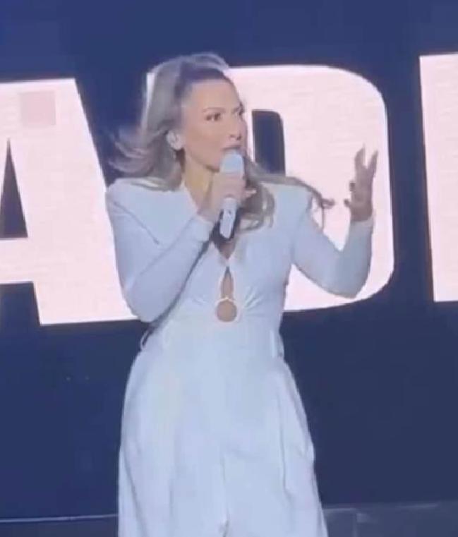 Hadise Serbest Bırakıldıktan Sonra Ankara’da Sahnedeki Duygular: Gözyaşı ve İçten Açıkladıklar