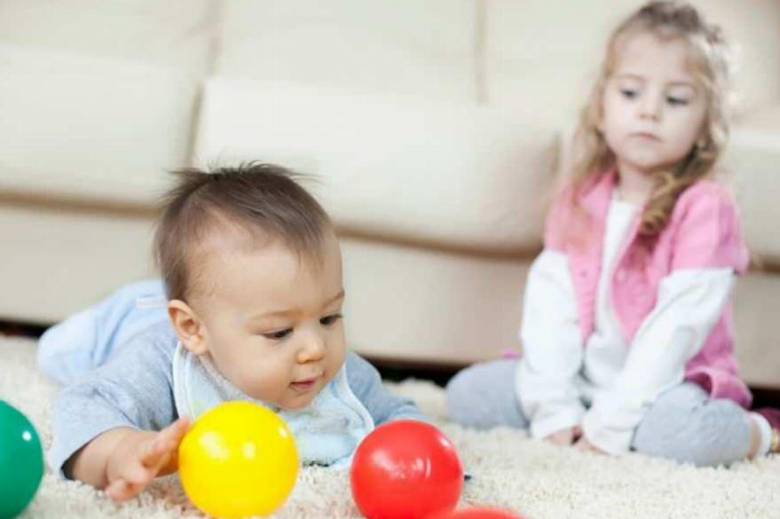 Kardeş Kıskançlığına Zamanında ve Nazikçe Yaklaşım: Ebeveynler İçin Rehber