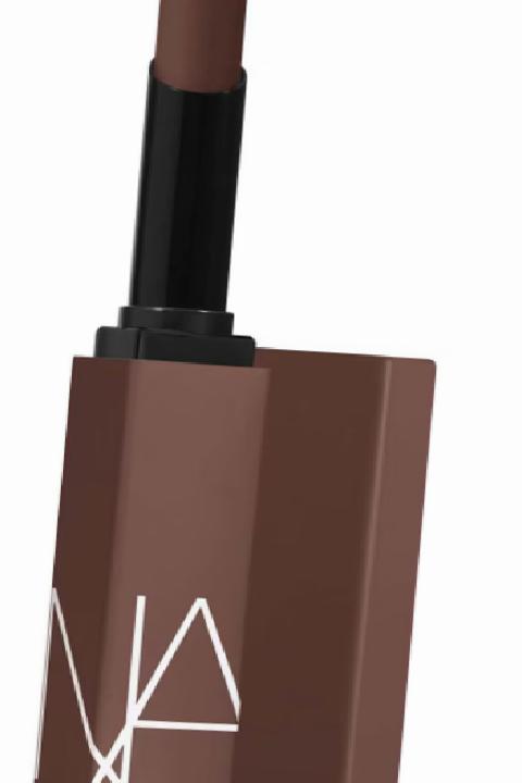 Kış Sofistikesi: Dudaklarda Bordo ve Mor Tonların Yükselişi