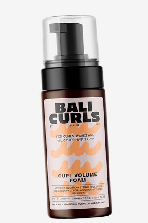 Kıvırcık Saçlar İçin Günlük ve Özel Gün Stili Rehberi: Nem, Isı Koruması ve Doğal Bukle Şekillendirme