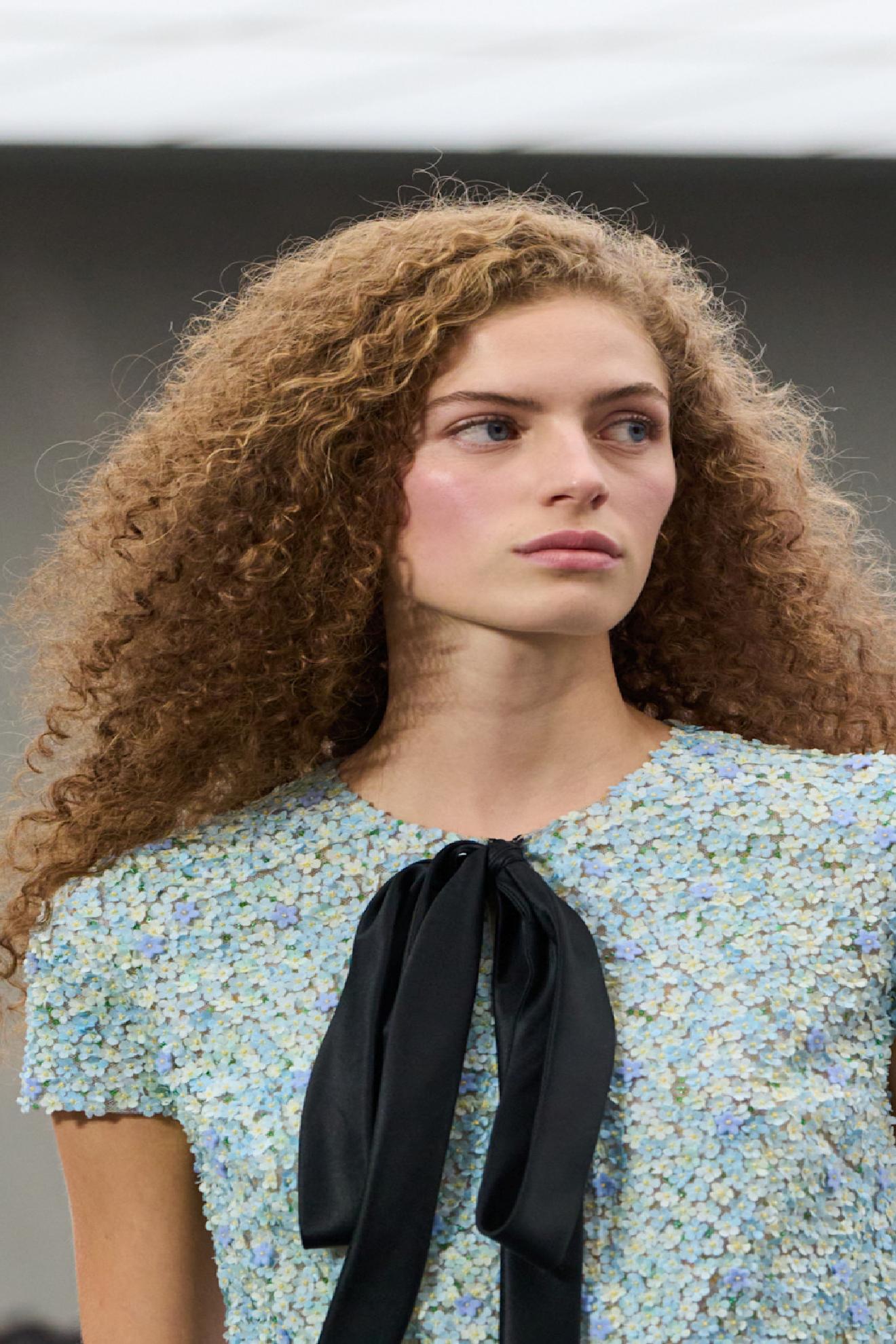 Kıvırcık Saçlar İçin Günlük ve Özel Gün Stili Rehberi: Nem, Isı Koruması ve Doğal Bukle Şekillendirme