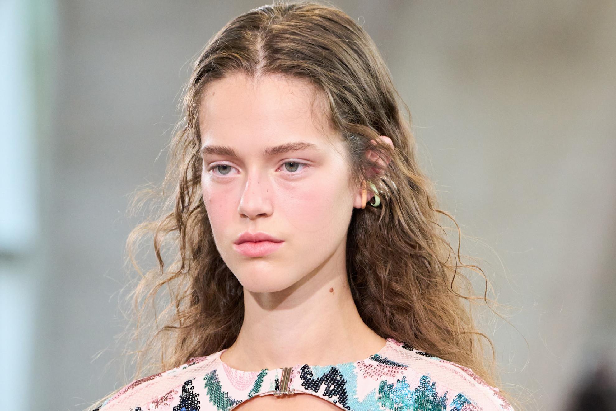 Kıvırcık Saçlar İçin Günlük ve Özel Gün Stili Rehberi: Nem, Isı Koruması ve Doğal Bukle Şekillendirme