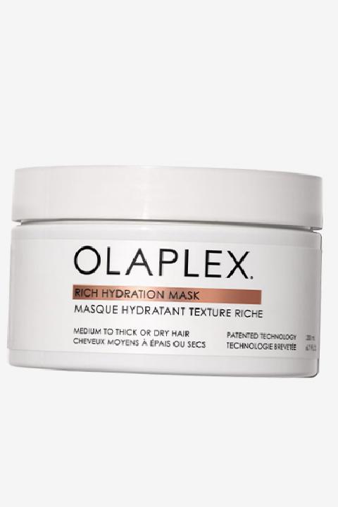 Kıvırcık Saçlar İçin Günlük ve Özel Gün Stili Rehberi: Nem, Isı Koruması ve Doğal Bukle Şekillendirme