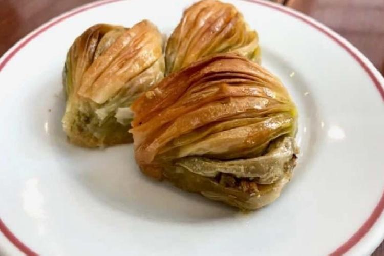 Mekik Tatlısı: İncelik ve Fıstık Dolu Şerbetli Lezzet