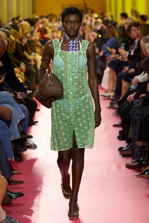 Miu Miu: Görünür Olmayan Emek, Dayanıklı Şıklık ve Endüstriyel İlhamın Buluşması