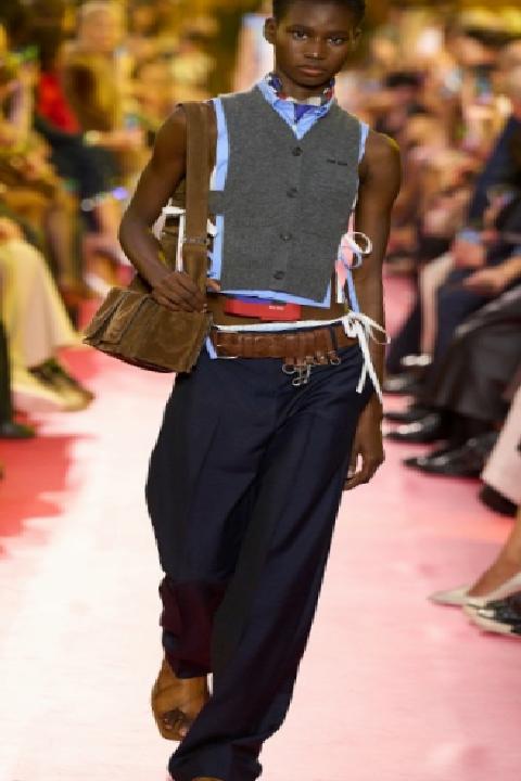 Miu Miu: Görünür Olmayan Emek, Dayanıklı Şıklık ve Endüstriyel İlhamın Buluşması