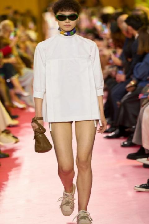 Miu Miu: Görünür Olmayan Emek, Dayanıklı Şıklık ve Endüstriyel İlhamın Buluşması