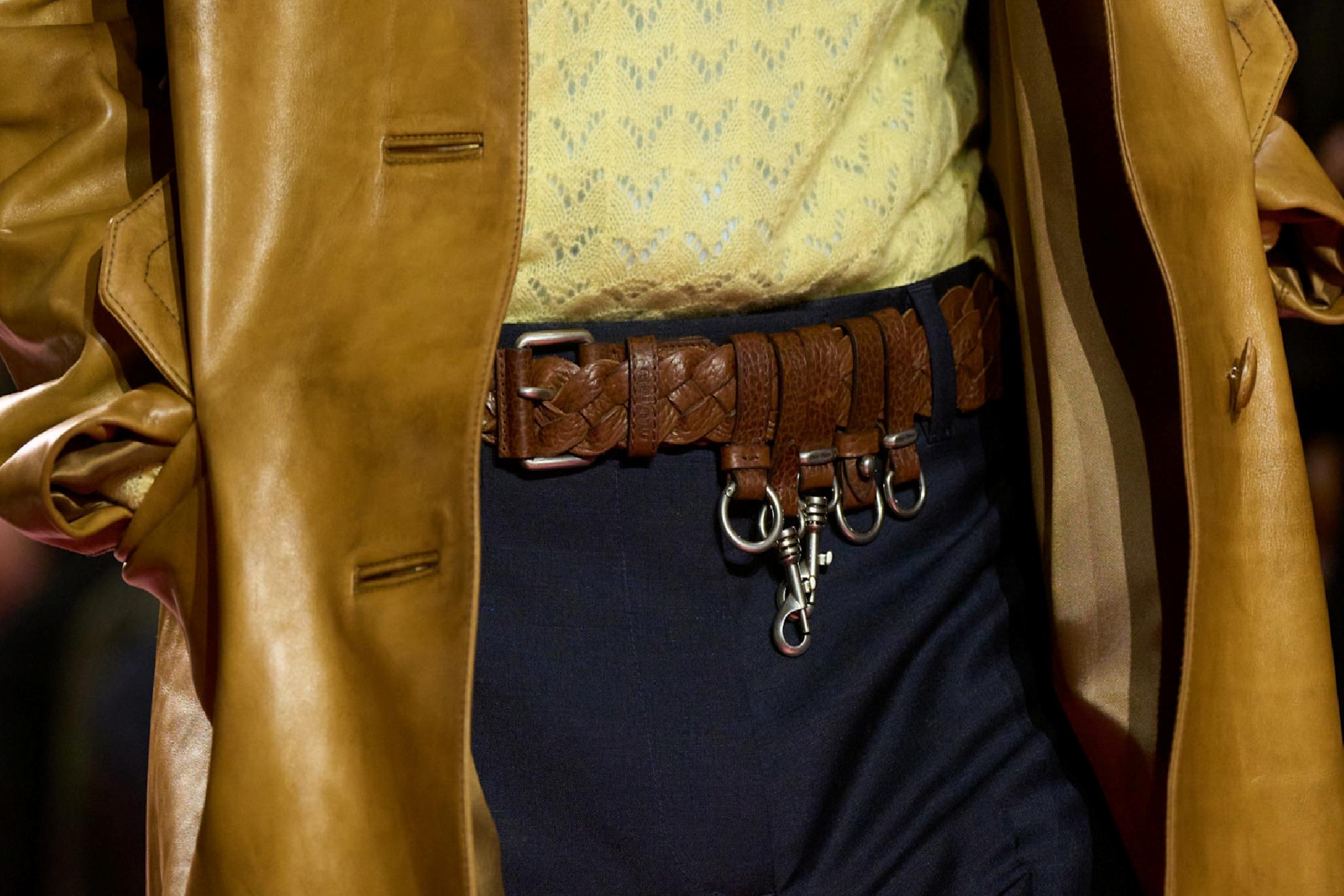 Miu Miu: Görünür Olmayan Emek, Dayanıklı Şıklık ve Endüstriyel İlhamın Buluşması