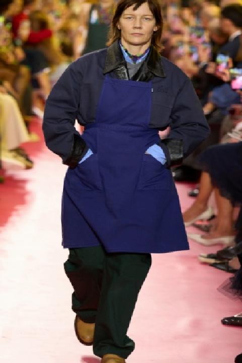 Miu Miu: Görünür Olmayan Emek, Dayanıklı Şıklık ve Endüstriyel İlhamın Buluşması