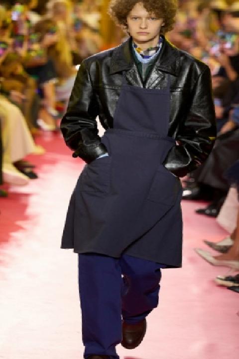 Miu Miu: Görünür Olmayan Emek, Dayanıklı Şıklık ve Endüstriyel İlhamın Buluşması