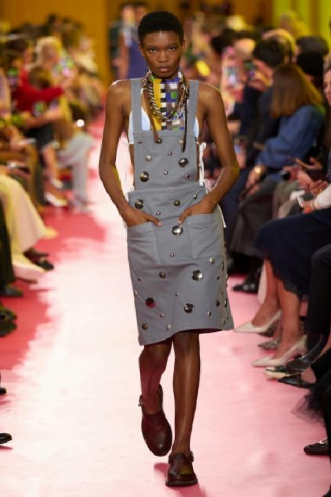 Miu Miu: Görünür Olmayan Emek, Dayanıklı Şıklık ve Endüstriyel İlhamın Buluşması