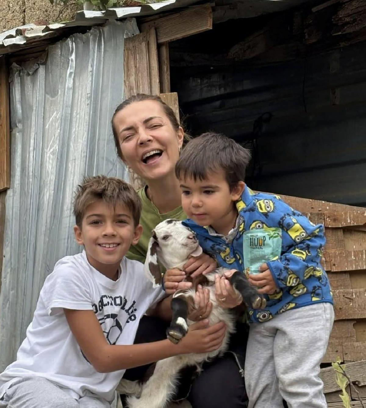 Oyuncu Burcu Kara, İznik'teki Yazlık Evini Zeytinlik ve Aile Anılarıyla Hatırlıyor