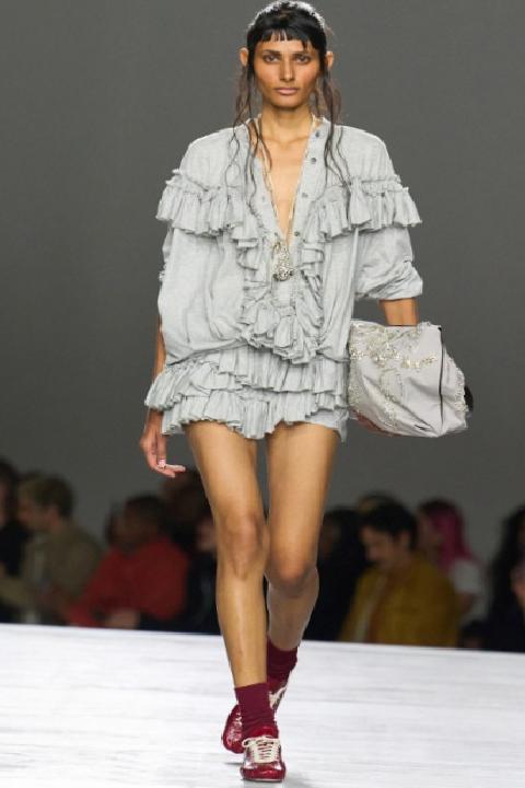 Paris Moda Haftası: Dries Van Noten’in Yükselişi ve İlkbahar/Yaz 2026 Koleksiyonunun Parlak Dalgaları