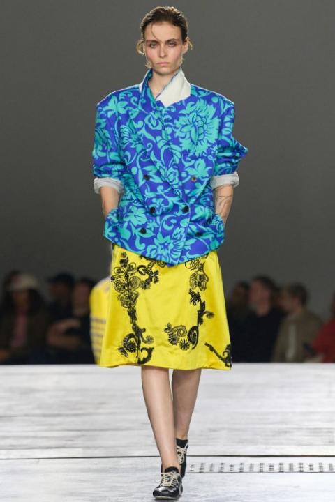 Paris Moda Haftası: Dries Van Noten’in Yükselişi ve İlkbahar/Yaz 2026 Koleksiyonunun Parlak Dalgaları