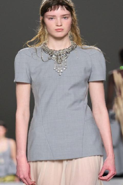 Paris Moda Haftası: Dries Van Noten’in Yükselişi ve İlkbahar/Yaz 2026 Koleksiyonunun Parlak Dalgaları