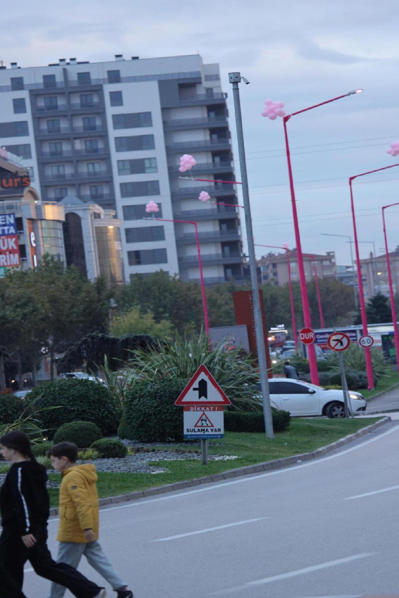 Pembe Lambalar Projesiyle Meme Kanseri Farkındalığı: UEDAŞ’tan Erken Teşhise Yönelik Vurgu