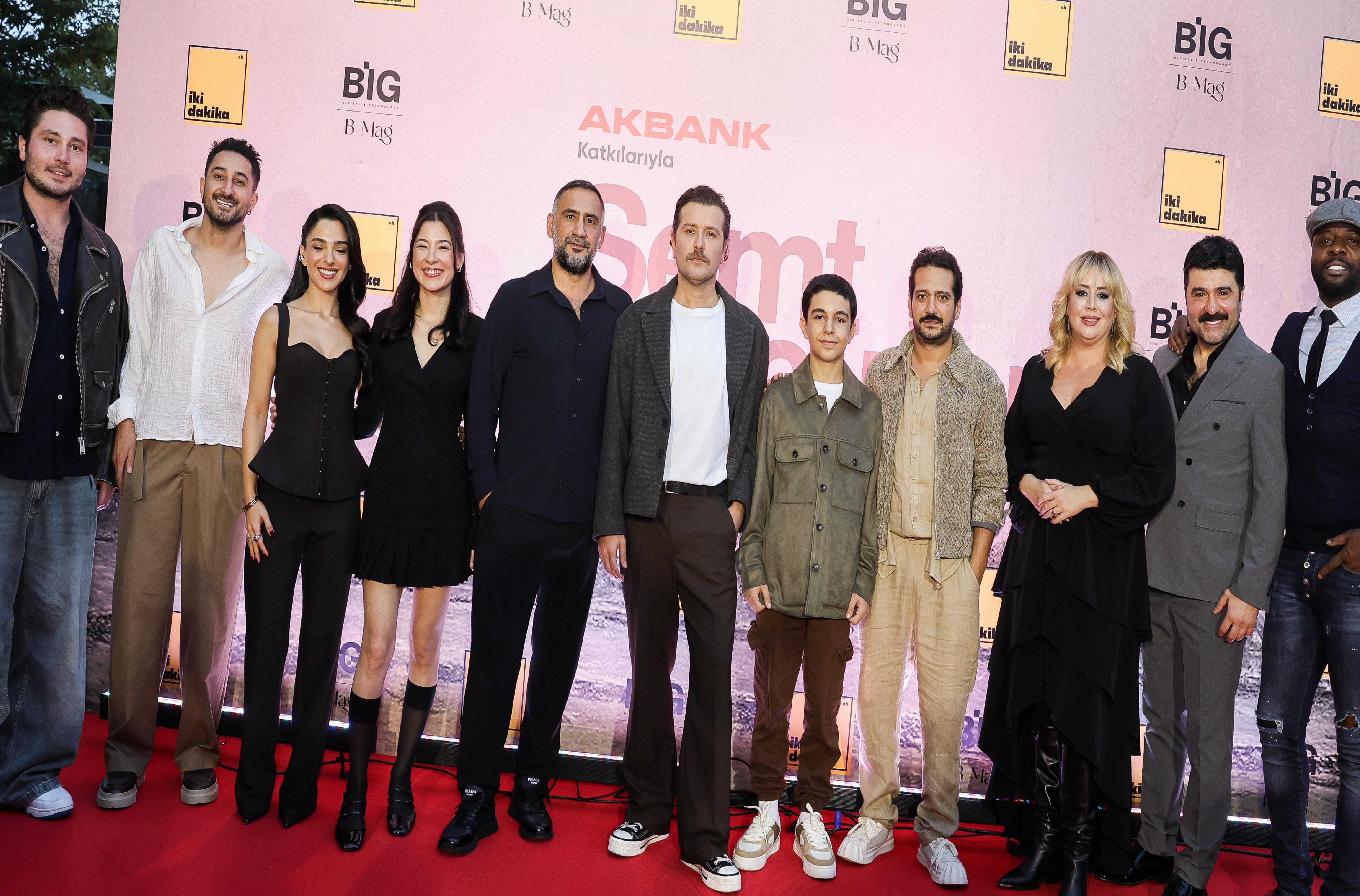 Semt Çocuğu: Mahalle Ateşi ve Futbolun Arkadaşlığı Dikey Ekranda