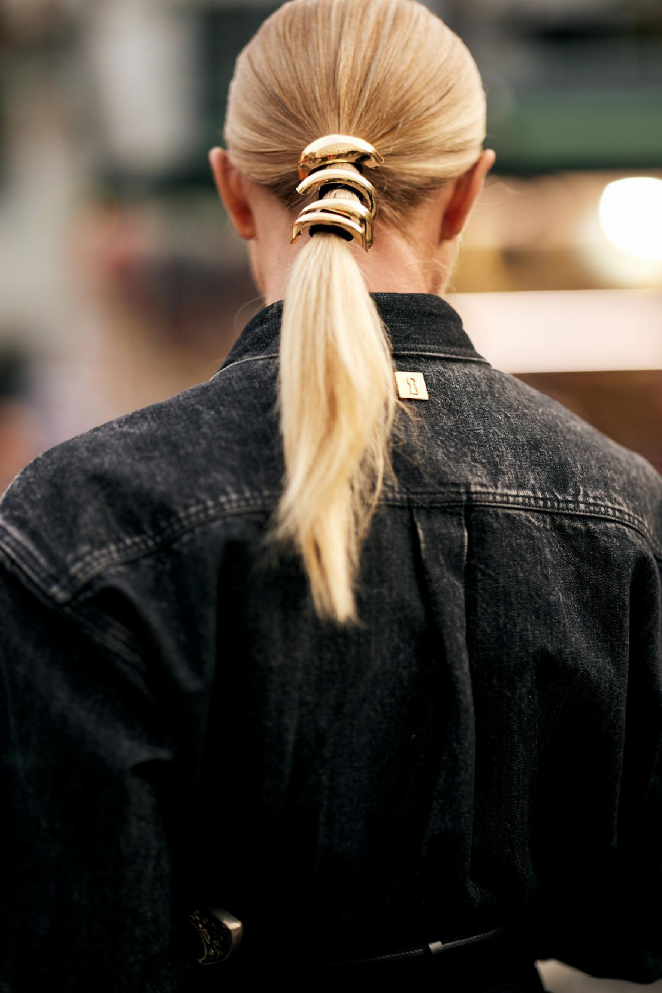 Sokak Modasında Işıltılı Saç Aksesuarları: Kişiselleştirilmiş Stil Rehberi