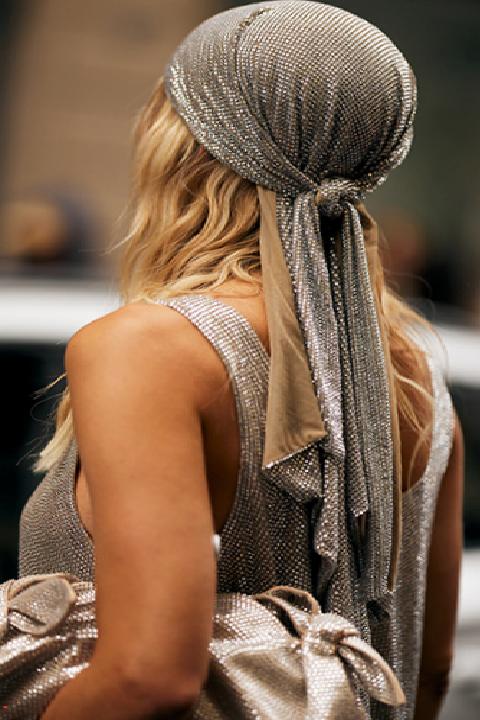 Sokak Modasında Işıltılı Saç Aksesuarları: Kişiselleştirilmiş Stil Rehberi