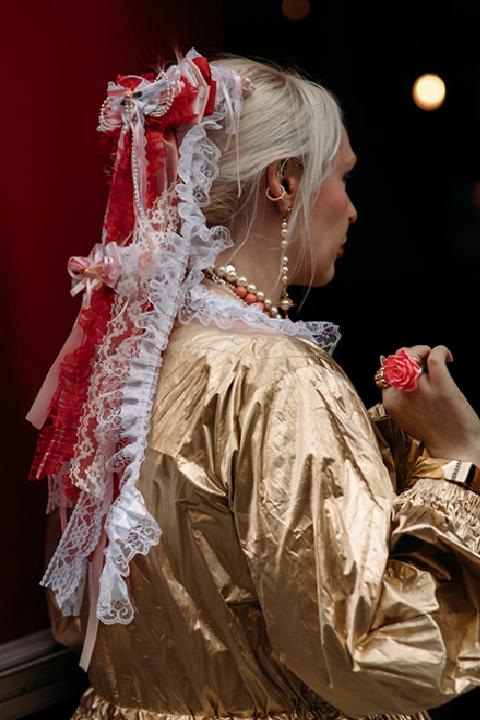 Sokak Modasında Işıltılı Saç Aksesuarları: Kişiselleştirilmiş Stil Rehberi