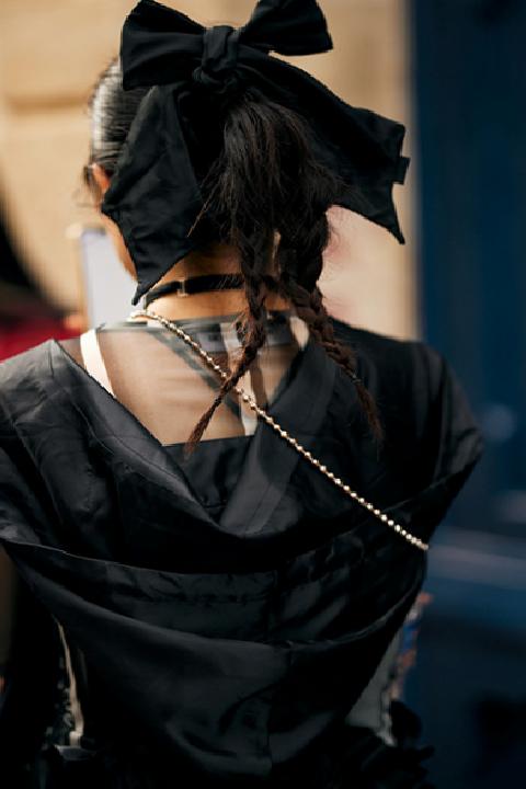 Sokak Modasında Işıltılı Saç Aksesuarları: Kişiselleştirilmiş Stil Rehberi