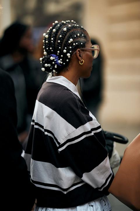 Sokak Modasında Işıltılı Saç Aksesuarları: Kişiselleştirilmiş Stil Rehberi